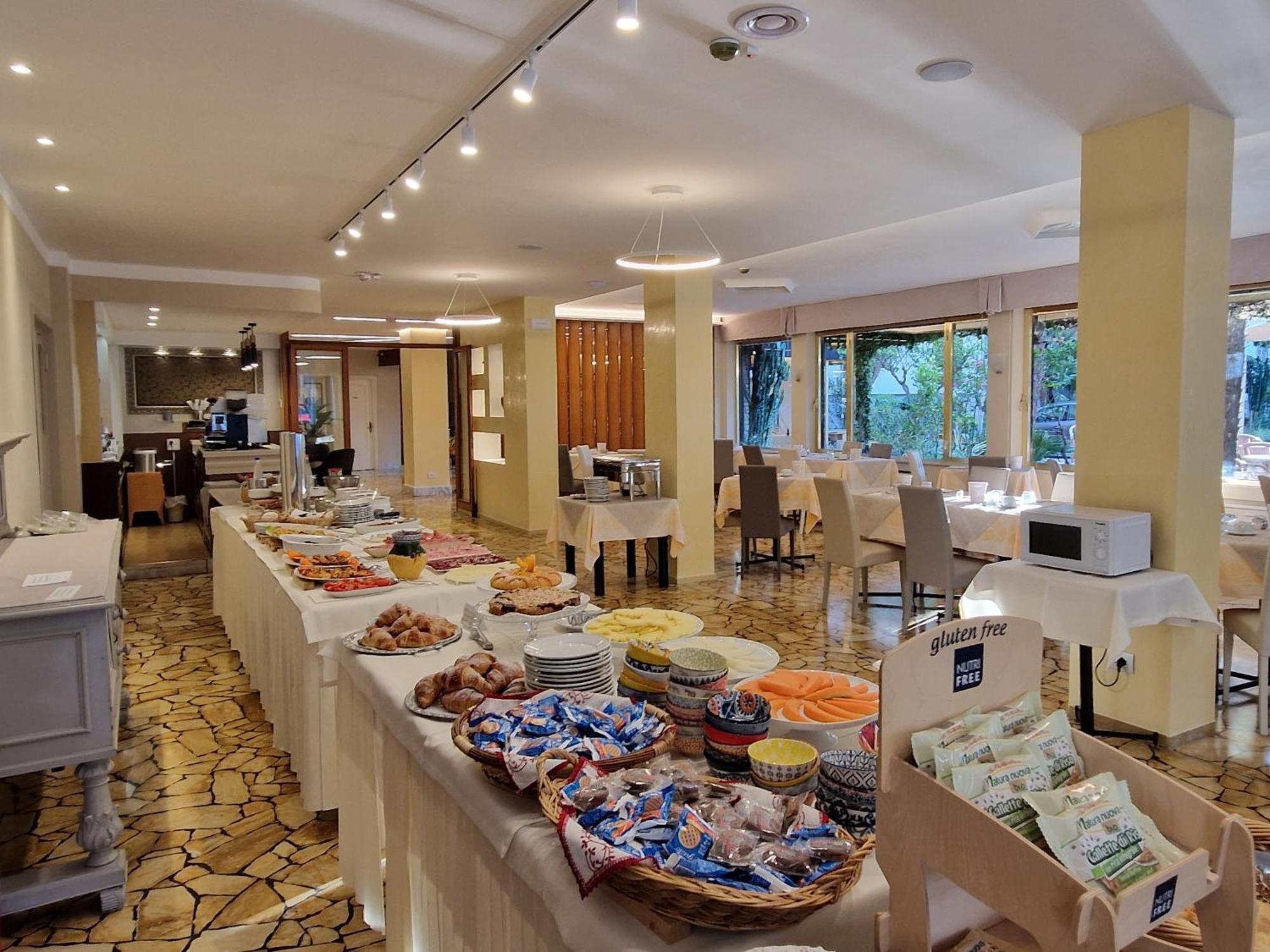 Park Hotel Castello Finale Ligure Buitenkant foto
